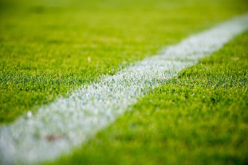 fußball-futbol-spielfeld-rasen-sport